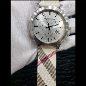 NIB Burberry Watch Unisex Nova Check 42 mm